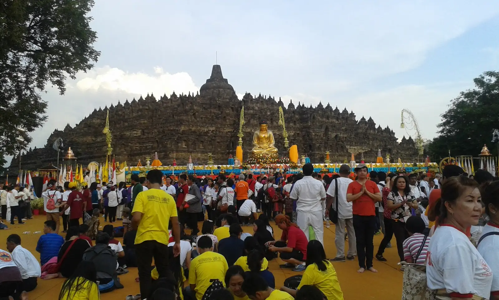 Crowd gathered before Borobudur temple on Vesak Day 2015