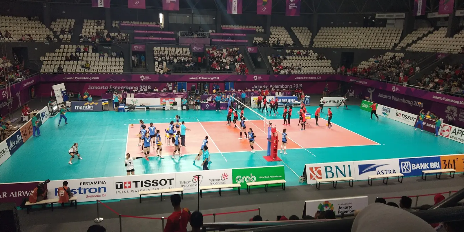 Indoor match with a crowd in the Gelora Bung Karno Tennis Indoor arena